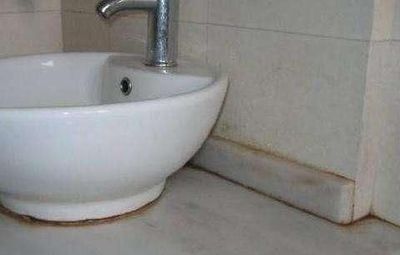 为什么有钱人卫生间不用玻璃胶他们都用这种材料装修,聪明极了